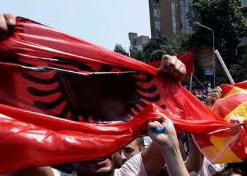 Çështjet ndëretnike si levë për t’i vështirësuar problemet shtetit