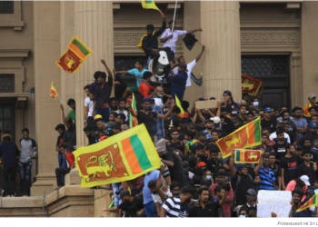 “Të dorëhiqen liderët”/ Kriza, protestuesit në Sri Lanka “pushtojnë” presidencën dhe kryeministrinë