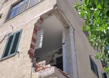 U lanë në mëshirë të fatit/ Shembet një pjesë e pallatit të dëmtuar nga tërmeti, banorët në panik