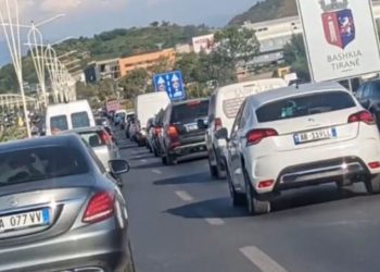 Administrata zbarkon në Tiranë, bllokohen rrugët nga makinat