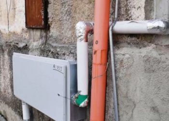 Tender 6 milionë euro për ujësjellësin në Librazhd, banorët: Firma la tubat plastikë në qiell të hapur