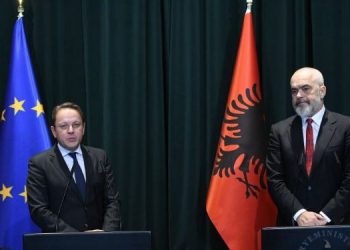 RMV pranoi propozimin francez, Varhelyi: Mezi presim hapjen e negociatave