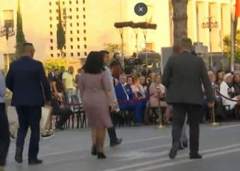 Ceremonia e Presidentit të ri/ Vjosa Osmani mbërrin në Tiranë