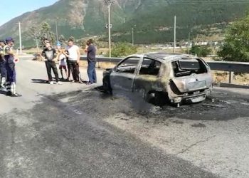 Përfshihet nga flakët makina në aksin Vlorë-Kaninë