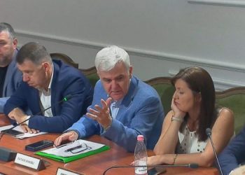 “Nuk e ndajmë partinë në dysh, shihni hallet tuaja”, dy deputetët e PS përplasen në Komision