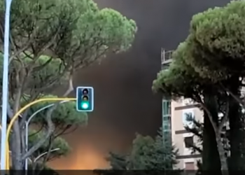 Detaje nga zjarri i madh në Romë, evakuohen banorët e 4 pallateve