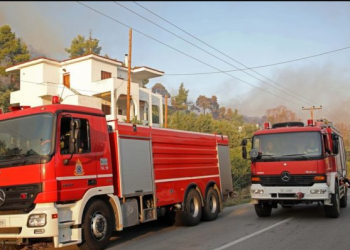 Përfshihet nga flakët ish-fabrika e qelqit në Kavajë, rrezikohen banesat