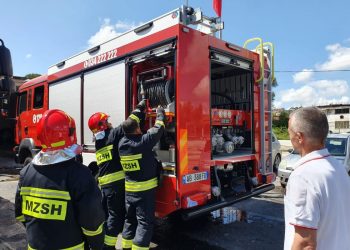 Zjarr masiv në fushën e Tërbufit, digjet një makinë