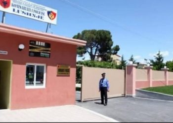 Sherr mes kunatave në Lushnjë