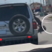 Trendi i “TikTok-ut” i rrezikon jetën, vajza bie nga dritarja e makinës (Video)