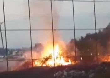 Shpërthen zjarri në Fushë-Krujë, rrezikohet një fasoneri