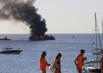 Mbulohet nga flakët jahti me vlerë 20 mln dollarë, tymi largon pushuesit nga brigjet e detit