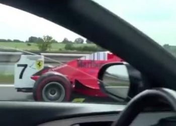 Ferrari i Formula 1 dhuron spektakël në rrugët e Çekisë, policia nuk identifikon dot shoferin (VIDEO)