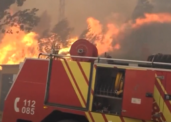 Treni përfshihet nga flakët, mbeten të bllokuar pasagjerët (VIDEO)