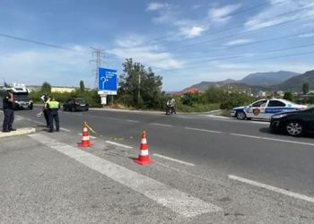 Kamioni përplaset me ndarësen e rrugës pranë TEG-ut, plagoset një person