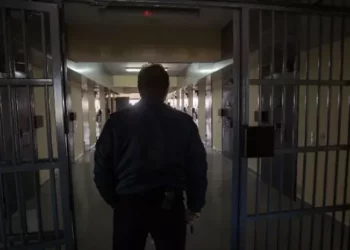 Emigrantët përleshen për ushqimin në burg, plagosen rëndë pesë persona