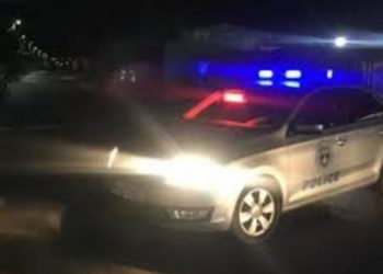 Vëllezërit qëllojnë me çifte në drejtim të tij, polici nxjerr armën dhe i plagos