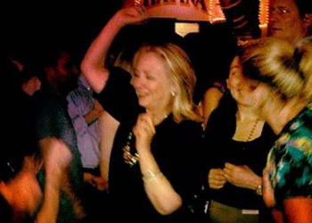 Clinton mbron kryeministren finlandeze, publikon foton: U ftova si Sekretare Shteti