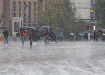 Reshje të dendura shiu në Elbasan, përmbyten rrugët e qytetit