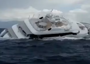 E frikshme/ Publikohet momenti i fundosjes së jahtit luksoz në Itali (VIDEO)
