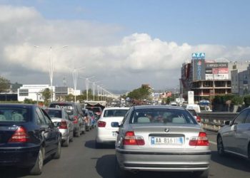Aksident në autostradën Tiranë-Durrës, radhë të gjata makinash në trafik