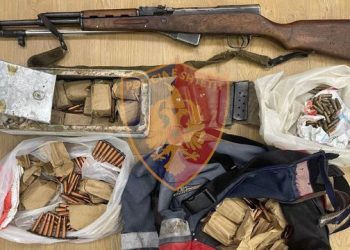 Plas sherri në Tiranë, xhaxhai dhe nipi bëjnë për spital një nga klientët në lokal