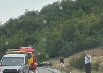Makina me targa shqiptare aksidentohet pranë kufirit në Strugë, plagosen dy persona
