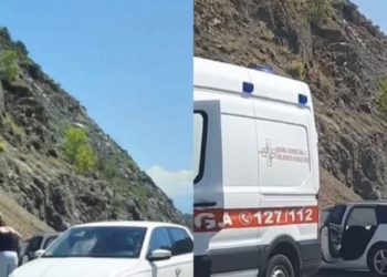 Aksident në “Rrugën e Kombit”, ngec në makinë një person