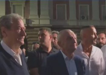 Protesta për tragjedinë e Himarës bën bashkë publikisht Berishën dhe Metën