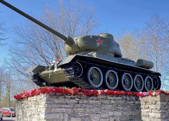 Protestat në Moskë, Estonia heq memorialin sovjetik të Luftës së Dytë Botërore në qytetin kufitar
