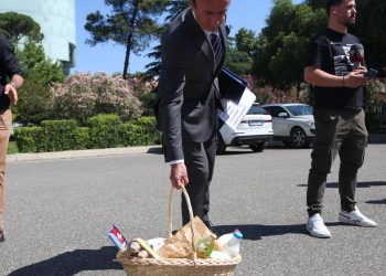 Deputeti i PD-së blen të njëjtat produkte në Itali e Kroaci dhe mbetet i habitur nga çmimet