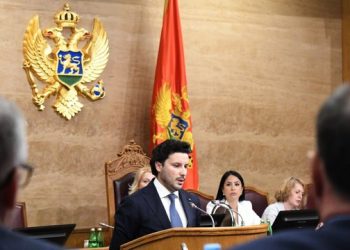 Kryeministër vetëm 115 ditë, Abazoviç: Krimi i organizuar vazhdon të përdorë tentakulat e tij