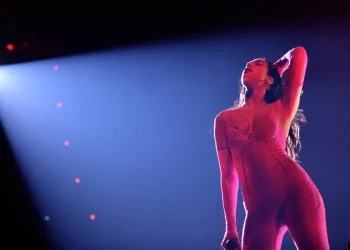 Dua Lipa performon në natën e parë të Festivalit Sunny Hill