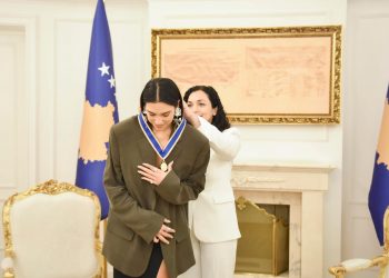 Dua Lipa merr titullin Ambasadore Nderi e Republikës së Kosovës
