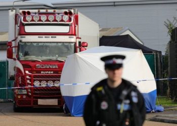 Kalonin ilegalisht për në Angli, qeni i policisë zbulon familjen shqiptare brenda kamionit