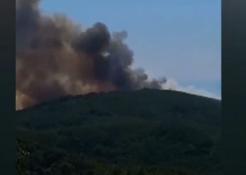 Kepi i Rodonit prej 15 ditësh nën flakë, zjarrfikëset të pafuqishme ta vënë nën kontroll