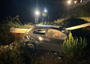 Video nga aksidenti me dy viktima në Milot, trafikndarësja ndan në dysh makinën e të rinjve