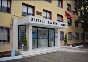 Covid “gjunjëzon” Beratin, flet mjeku: Ja sa fëmijë shtrohen në ditë në spital