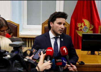 Mocioni i mosbesimit në Kuvend, Abazoviç: Duan të më rrëzojnë se jam shqiptar