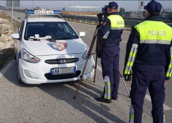 Shpejtësi skëterrë dhe të dehur në timon, “Rrugorja” “mbyt” shoferët me gjoba, pezullohen 18 patenta