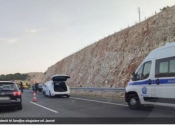 Aksident në kryeqytetin shqiptar, makina rrëzon shtyllën elektrike në mes të kryqëzimit