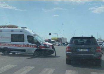 Makina përplaset me ambulancën në Tiranë, lëndohet 66-vjeçarja
