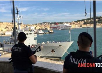 Policët “befasojnë” në port 25-vjeçaren shqiptare, arrestohet disa ditë pas bashkëshortit