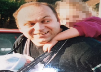 Tronditëse/ Babai shqiptar i vë flakën vetes para syve të djalit