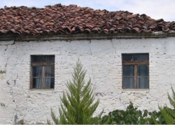 “Po tallet me ne”/ Në qiell të hapur pas tërmetit, familja në Klos merr lëmoshë nga shteti