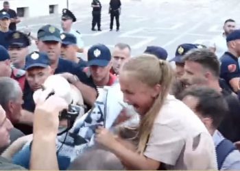 Përshkallëzohet protesta para Ministrisë së Brendshme, qytetarët përplasen me policinë