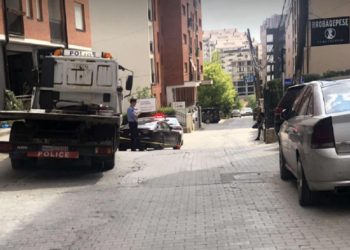 Plas arma në qytetin shqiptar, sulmohet me breshëri plumbash makina
