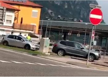 Më gjysmë kilogram kokainë në makinë, policia kap në befasi dy shqiptarët në autostradë