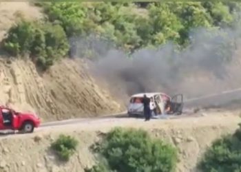 Përfshihet nga flakët një makinë rrugës për në pelegrinazhin e Malit të Tomorrit