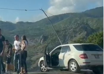 E rëndë në Dibër, makina del nga rruga dhe për pak përfundon në humnerë